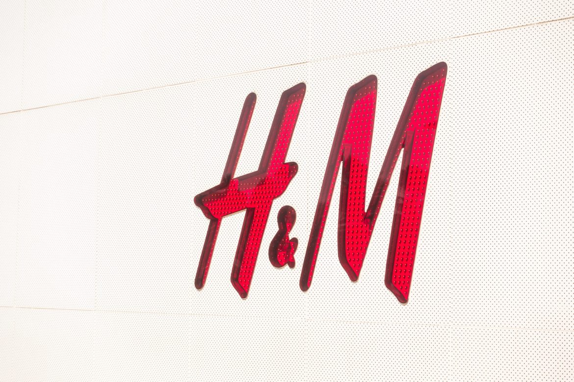 H&M, the world’s second-largest fashion retailer, saw its shares tumble by 8% on Thursday following a disappointing third-quarter operating profit and the abandonment of its 2024 earnings margin target. 
The Swedish retailer posted an operating profit of 3.51 billion Swedish crowns ($345.8 million), down from 4.74 billion crowns in the same period last year, falling short of analysts’ expectations of 4.93 billion crowns.
The decline in profits and a lowered margin outlook highlight the tough retail environment the company is navigating, worsened by macroeconomic challenges and heightened competition.
H&M’s Q3 operating profit plunges
The drop in H&M’s operating profit is concerning for investors, especially as the company faces increased pressure to boost profitability amidst cooling consumer spending. 
For the third quarter, H&M reported a profit of 3.51 billion Swedish crowns ($345.8 million), a sharp fall from last year’s 4.74 billion crowns.
Analysts had anticipated better results, with a consensus forecast of 4.93 billion crowns. The retailer cited external factors, such as rising living costs and changing consumer behavior, as key reasons for this shortfall.
H&M had previously set a goal for an earnings margin target for 2024, but worsening conditions have forced the company to abandon this target.
The company’s decision reflects the challenging economic environment, characterized by sluggish post-pandemic spending, cooler weather, and increasing competition from rivals like Inditex and Shein. CEO Daniel Ervér acknowledged the impact of these external factors, hinting that 2024 may see even more financial hurdles ahead for the retailer.
What led to H&M’s weak performance?
The retailer’s failure to meet its earnings forecast was due in large part to external pressures, including rising costs and weaker demand. 
Analysts at UBS pointed to increased markdown costs, which are expected to rise in the fourth quarter.
H&M’s sales, particularly in local currencies, also saw slower-than-expected growth, which led to a reduced earnings outlook for the remainder of the year. 
UBS analysts further noted that H&M is planning to reduce its overall store count to streamline operations and cut expenses.
H&M’s struggles have been exacerbated by the rise of competitors such as Inditex, the owner of Zara, and fast-fashion giant Shein. 
Both brands have managed to capture a significant share of the market, placing further pressure on H&M’s performance.
H&M’s CEO, Daniel Ervér, has emphasized the company’s commitment to achieving “profitable growth,” but it remains to be seen if the retailer can regain its footing in a crowded and competitive market.
H&M’s stock price
Following the disappointing third-quarter results, H&M’s stock fell sharply, down 8% in early trading on Thursday. 
The company’s Stockholm-listed shares were among the worst performers on the pan-European Stoxx 600 index.
Investors are wary of the challenges H&M faces as it attempts to navigate both macroeconomic pressures and growing competition. 
The stock’s poor performance reflects broader concerns about the retailer’s ability to meet its targets moving forward.
The post <a href="https://invezz.com/news/2024/09/26/hm-shares-slide-8-on-q3-profit-miss-and-scrapped-earnings-forecast/">H&M shares slide 8% on Q3 profit miss and scrapped earnings forecast</a> appeared first on <a href="https://invezz.com/">Invezz</a> H&M shares slide 8% on Q3 profit miss and scrapped earnings forecast