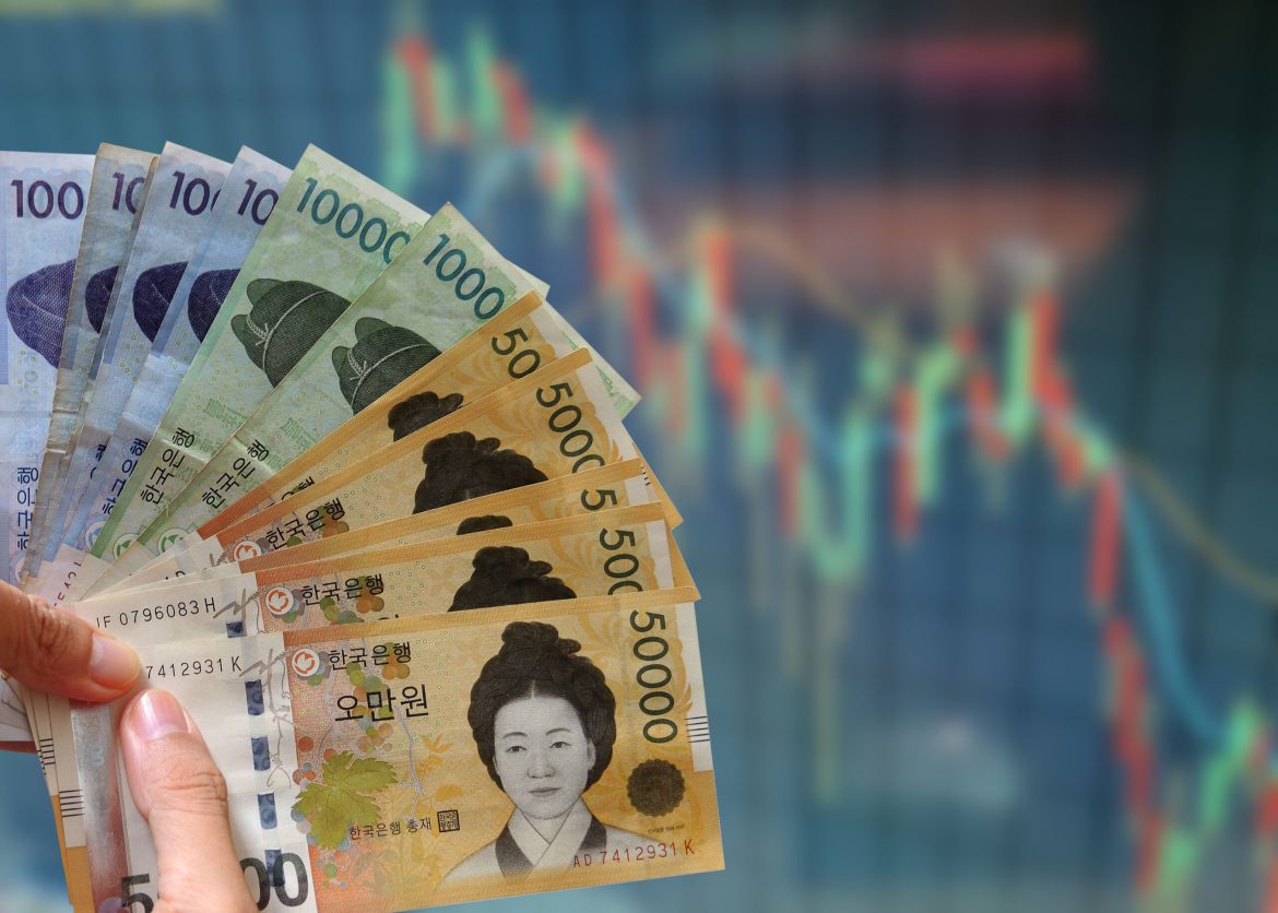 Asian stock markets rebounded sharply on Tuesday, led by gains in the tech sector after Wall Street hit record highs overnight. 
However, currency markets remained volatile as traders assessed diverging monetary policies in the US and Japan. 
Meanwhile, geopolitical tensions, including political uncertainty in France and escalating US-China trade friction, weighed on investor sentiment.
Japan’s Nikkei 225 surged 1.6% by 0200 GMT, bolstered by a rally in tech-heavy stocks, while South Korea’s KOSPI climbed 1.7%. 
Taiwanese equities advanced 1.1%, and Australia’s benchmark index rose 0.7%, hitting an all-time high. 
Conversely, Chinese markets lagged, with Hong Kong’s Hang Seng index edging lower and mainland blue-chip stocks slipping 0.3%.
Broadly, the MSCI Asia-Pacific index gained 0.7%, mirroring Wall Street’s robust performance. 
The S&P 500 and Nasdaq both set new record highs on Monday, driven by gains among the “Magnificent 7” tech giants. 
Meta Platforms soared nearly 19% following strong earnings, while Tesla jumped 12%.
In currency markets, the dollar added 0.2% to trade at 149.87 yen, recovering slightly from Monday’s six-week low of 149.09. 
A strong US manufacturing report initially supported the greenback, but dovish comments from Federal Reserve Governor Christopher Waller renewed pressure. 
Waller indicated a possible rate cut at the Fed’s upcoming December 18 meeting, aligning with market expectations that have risen to a 75% probability of a 0.25% reduction.
The yen found support from speculation that the Bank of Japan might raise interest rates by a quarter-point at its December 19 meeting. 
Analysts at IG noted that if USD/JPY remains below the 151–152 resistance range, further declines toward 145.00 are possible, especially if rate hikes materialize in Japan while the Fed cuts rates.
Elsewhere, the euro slipped 0.1% to $1.0488 after falling 0.7% overnight, weighed down by political turmoil in France. 
The government faces potential collapse as no-confidence motions against Prime Minister Michel Barnier gain traction. 
Sterling was steady at $1.2654, reflecting relative stability amidst broader market uncertainty.
In commodities, gold traded near $2,635 per ounce, struggling to recover from its October peak of $2,790.15. 
Oil prices hovered near two-week lows, with Brent crude futures easing 3 cents to $71.80 per barrel and US West Texas Intermediate crude down 5 cents at $68.06.
Adding to the tensions, the Chinese yuan fell to a 13-month low of 7.3145 against the dollar as US-China trade frictions intensified. 
President-elect Donald Trump recently demanded that BRICS nations, including China, halt any plans to adopt an alternative global currency, threatening 100% tariffs as a countermeasure.
Global markets remain caught between optimism from robust equity performance and caution over monetary policy shifts and geopolitical uncertainties, leaving investors vigilant as the year-end approaches.
The post <a href="https://invezz.com/news/2024/12/03/nikkei-kospi-asx-rally-as-tech-surge-propels-asian-markets-after-wall-street-record-highs/">Nikkei, KOSPI, ASX rally as tech surge propels Asian markets after Wall Street record highs</a> appeared first on <a href="https://invezz.com/">Invezz</a> Nikkei, KOSPI, ASX rally as tech surge propels Asian markets after Wall Street record highs