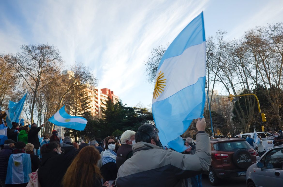 Argentina’s central bank announced on Thursday a dramatic <a href="https://www.bcra.gob.ar/Noticias/baja-tasa-politica-monetaria-dic-24.asp">cut in its benchmark interest rate</a>, from 35% to 32%. 
This is the latest in a string of monetary measures by the bank as the country struggles with an economic crisis marked by triple-digit inflation.
President Javier Milei’s administration hopes that this decision would demonstrate its commitment to restoring economic stability, but the effects of tough austerity measures have many people wondering about the long-term ramifications for the Argentine population.
Milei monetary strategy
President Javier Milei has supervised eight interest rate reductions since taking office in December 2023, bringing the rate down from a stunning 133% in October 2022.
The central bank justified the latest cut by citing a “consolidation of expectations for a lower inflation rate.” 
This remark follows a market survey in which analysts revised their year-end inflation projections downward, expecting an average of 118.8%, down from 120% just a month earlier.
Milei’s administration has pursued a libertarian agenda, emphasizing austerity and budget cutbacks. While these measures have ostensibly reduced inflation, the typical Argentine citizen’s experience is somewhat different.
 Poverty has risen, industrial activity has slowed, and the country has fallen into recession, raising concerns about the socioeconomic consequences of such measures.
Inflation trends & economic indicators
Inflation remains a significant issue in Argentina, as indicated by worrying numbers from the national statistics agency, the INDEC. 
In October, annualized inflation reached a stunning 193%, a tiny decrease from previous months’ rates of more than 200%. 
The sharp increase in rent and electricity expenses has been especially devastating for families, making everyday necessities increasingly unattainable.
While official inflation data may show hints of stabilization, many Argentines remain unconvinced. With the cost of basic commodities and services still rising, the prospect of recovery appears dim. 
Furthermore, recent cuts to social services and mounting public-sector layoffs exacerbate household issues, putting additional strain on the nation’s social fabric.
The human cost of austerity
Milei’s austerity measures have a significant human impact, especially as economic indicators fluctuate. 
For many, the decline in social services has resulted in a precarious existence, requiring families to prioritize essentials against rising living costs.
Layoffs in the public sector have heightened concerns about job security, and many professionals are negotiating a hazardous job market with dwindling opportunities.
Critics claim that Milei’s emphasis on lowering inflation through cuts is foolish. The very measures intended to stabilize the economy appear to reinforce cycles of poverty and inequality. 
Opposition members argue that, while fiscal prudence is important, any long-term economic recovery must include provisions to safeguard the most vulnerable populations.
The road ahead: An uncertain outlook
As the crisis progresses, concerns arise regarding the appropriate mix of budgetary restraint and social support.
Advocates for more investment in social programs claim that if the human element of the crisis is not addressed, economic stabilization attempts may fail. 
With public opinion becoming increasingly sceptical of government policies, the route forward remains loaded with complications.
In conclusion, while Argentina’s central bank is taking steps to combat inflation by lowering interest rates, the ramifications of austerity measures under President Milei suggest a challenging road ahead.
The post <a href="https://invezz.com/news/2024/12/06/argentina-slashes-benchmark-rate-to-32-amid-ongoing-inflation-crisis/">Argentina slashes benchmark rate to 32% amid ongoing inflation crisis</a> appeared first on <a href="https://invezz.com/">Invezz</a> Argentina slashes benchmark rate to 32% amid ongoing inflation crisis