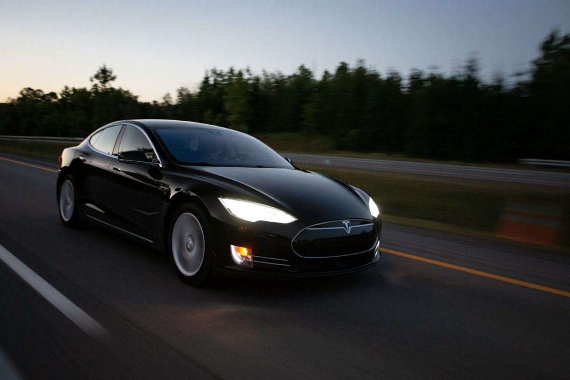 Shares of Tesla Inc (NASDAQ: TSLA) are priced for perfection following a 100% increase over the past three months.
Even a minor setback could trigger a sharp decline in this EV stock that’s currently trading at a massive premium to the industry at large.
In fact, Wells Fargo analyst Colin Langan continues to see a possibility of a crash in Tesla stock that could bring it all the way back to the $125 level.  
Langan does not expect the company’s robotaxis to be its savior in 2025.
Minor setback could trigger a crash in Tesla stock
Tesla runs the risk of taking a hit to its net margins as Chinese rivals, including BYD and NIO continue to win share not just in their homeland but also in the international markets.
Their competitively priced, high-quality offerings are resonating well with consumers worldwide.
So, if Tesla misses expectations or so much as takes a cautious view on the future when it reports earnings on January 29th – investors will likely punish its shares rather aggressively.  
Earlier this month, <a href="https://cnevpost.com/2025/01/02/tesla-global-deliveries-q4-2024/">Tesla said it delivered 495,570 vehicles</a> in its fourth quarter to end the year with a total of 1,789,226 deliveries marking its first-ever annual decline in deliveries. The EV company delivered 1.81 million vehicles in 2023.  
Cybercab and Optimus projects are severely overvalued
Wells Fargo cited persistently weak fundamentals as it stuck with its contrarian “underweight” rating on Tesla shares today.
The investment firm remains ultra bearish on TSLA as price cuts are failing to boost its deliveries amidst rising competition from China-based electric vehicle manufacturers.
Additionally, the company’s EVs will turn about 12% more expensive if Donald Trump chooses to rescind parts of the Inflation Reduction Act after taking office on January 20th. “Despite a lot of razzle-dazzle in 2024, these concerns remain,” Colin Langan told clients on Wednesday.
Langan expects Tesla to be hit the hardest if EV tax credits are removed under the new government, citing a 41% decline in sales it witnessed when Germany ended its electric car subsidy programme in late 2023.
Wells Fargo also sees the company’s Cybercab and Optimus projects as severely overvalued with material downside risk. “We believe Cybercab risk outweighs the reward, given the potential for setbacks on regulation or safety that would damage credibility,” it argued in a research note today.
Tesla Inc is expected to report per-share earnings of 64 cents for its fourth financial quarter. In the same quarter last year, it had earned 57 per share. Last week, the EV maker <a href="https://invezz.com/news/2025/01/10/teslas-new-model-y-debuts-in-china-with-upgraded-features-and-higher-price-tag/">debuted its new Model Y</a> with enhanced features in China.  
The post <a href="https://invezz.com/news/2025/01/16/tesla-stock-priced-for-perfection-analyst-sees-70-slide-ahead/">Tesla stock priced for perfection: analyst sees 70% slide ahead</a> appeared first on <a href="https://invezz.com/">Invezz</a> Tesla stock priced for perfection: analyst sees 70% slide ahead