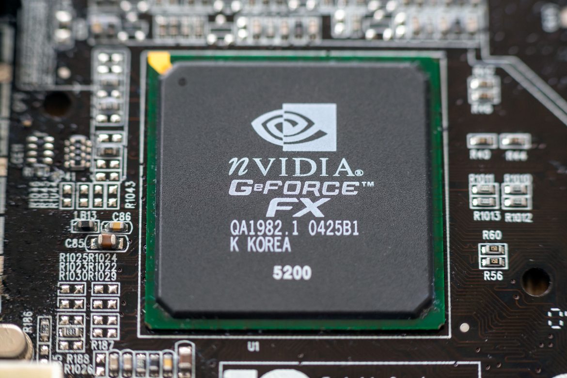 NVIDIA stock rebounds 2.5% on Friday as analysts remain bullish